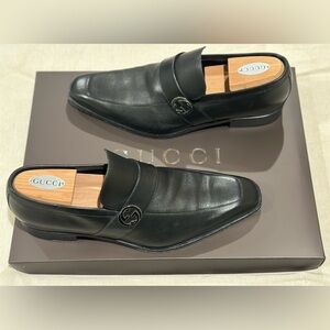 Vintage Gucci loafers in black leather with silver GG buckle
